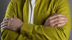 Crossed arms during a conversation reveal more about a person than words – explanation from psychologists