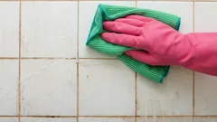 Your Bathroom Tiles Will Shine: The Cleaners’ Secret That Easily Removes Grime